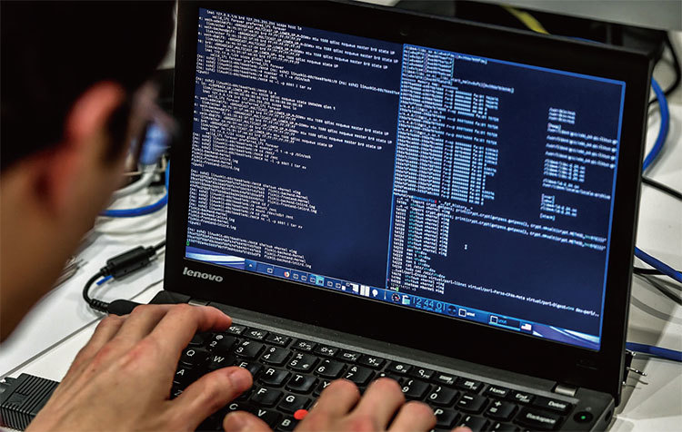中共當局在未經授權下侵入美國公司的計算機網路竊取數據，包括知識產權、商業機密及敏感商業信息。（Getty Images）