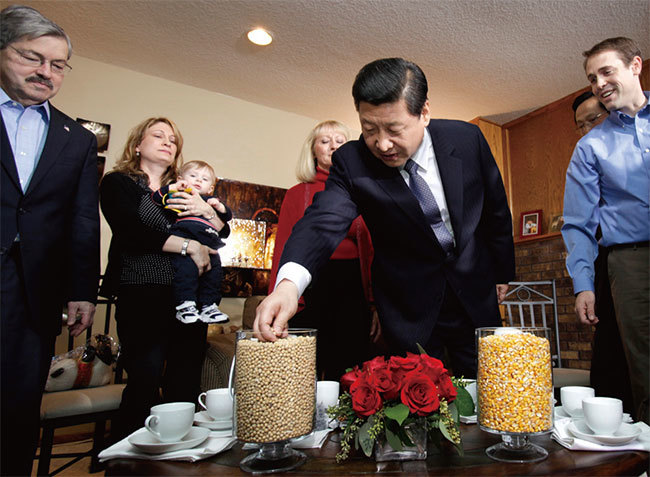 美國駐華大使布蘭斯塔德（左一）警告，中共若將美國大豆作為報復對象，將損害中國老百姓。圖為2012年2月16日習近平訪美，時任愛荷華州長的布蘭斯塔德陪同參訪一農場。（AFP）