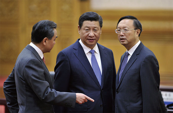 就在中共外交系統人事與架構重整之際，海外中文媒體曝光楊潔篪（右）和王毅（左）內鬥醜聞，二人關係不睦，互相牽制。（Getty Images）