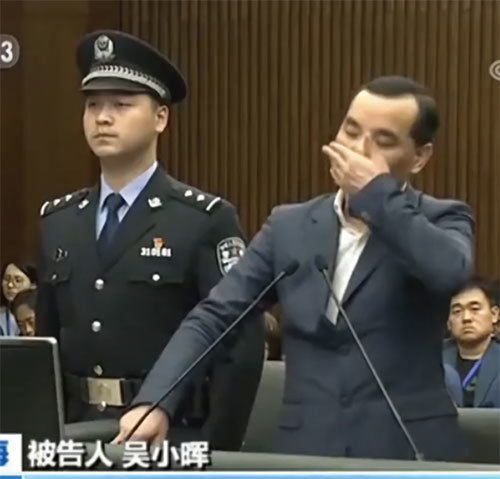 3月28日，上海一中院開庭審理吳小暉案。在近10小時庭審過程中，吳從拒不認罪，到最後痛哭認罪，並請求從輕處罰，態度逆轉，令人驚訝。（視頻截圖）