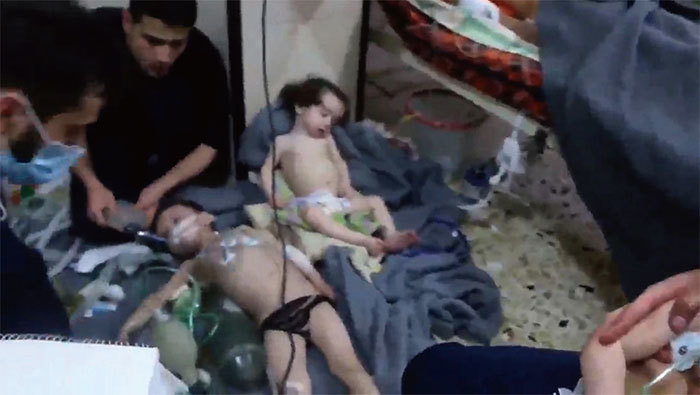 4月7日遭受阿薩德化武攻擊的敘利亞兒童，被送往醫院救治。（AFP）