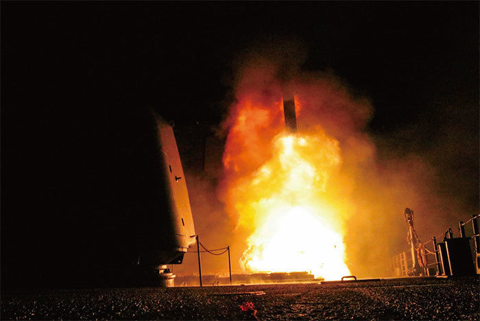 美國4月14日公布照片，美國第五艦隊作戰區的導彈巡洋艦蒙特雷號發射一枚戰斧巡弋飛彈。（Getty Images）