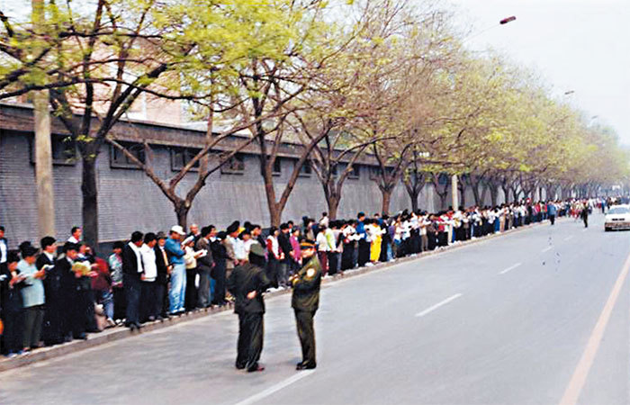 1999年4月25日，一萬多名法輪功學員到國務院信訪局和平上訪，要求合法的修煉權利。（明慧網）