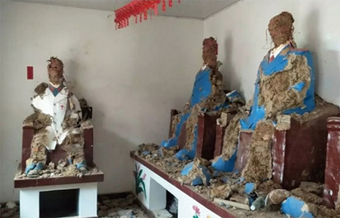4月25日，河南漯河市郾城區陳東村的毛澤東及中共十大元帥雕像被砸毀。（網路圖片）