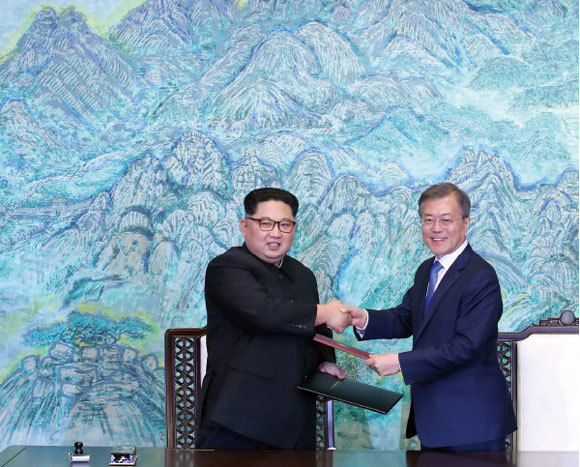 韓國總統文在寅與北韓領導人金正恩4月27日進行首腦會談，共同簽署了「板門店宣言」。（Getty Images）