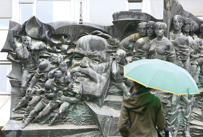 馬克思信仰撒旦魔教，其《共產黨宣言》所引發的共產主義運動，給人類帶來百年巨大災難。圖為1974年置於德國萊比錫大學的馬克思雕像，2006年8月被遷移。（AFP）