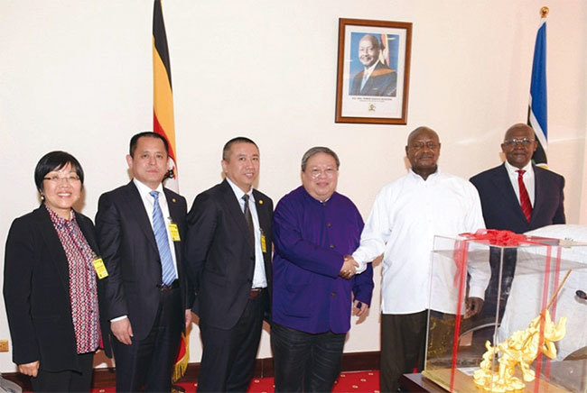 何志平（右三）2016年應邀訪問烏干達，並與總統穆塞韋尼會面及握手，右一是牽線的外交部長庫泰薩。（網路圖片）