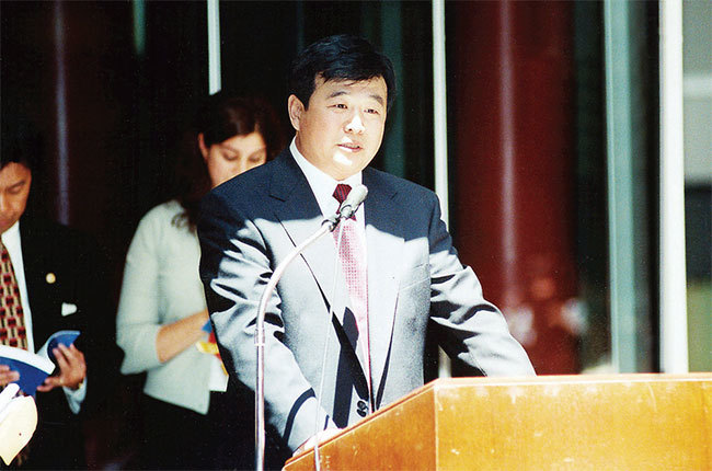 1999年6月25日，李洪志師父在接受伊利諾伊州州長、州財政部長和芝加哥市長嘉獎的頒獎儀式上講話。（明慧網）