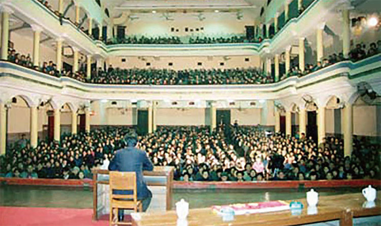 從1992年5月到1994年12月，李大師在國內舉辦了56期學習班。學員遍布社會各個階層。圖為1993年李洪志大師在武漢第二期法輪功學習班。（明慧網）
