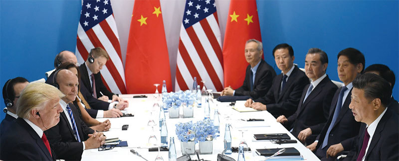 5月17日劉鶴（右排末一）於白宮會見川普總統時，很多內閣成員都出席討論，令劉鶴「吃驚」。圖為2017年7月8日德國G20峰會期間川習會晤。（Getty Images）