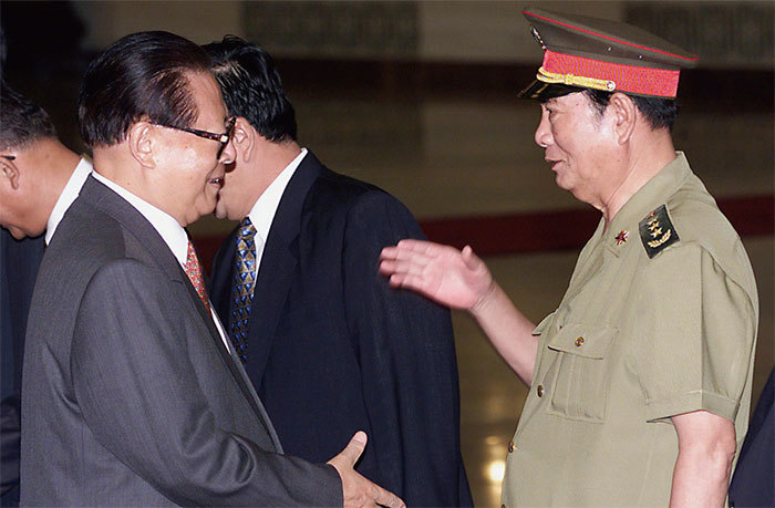 中共16大上，張萬年（右）、郭伯雄等20人以武力脅迫中共高層同意江澤民（左）續任軍委主席，等同軍事政變。圖為1999年9月資料照。（AFP）