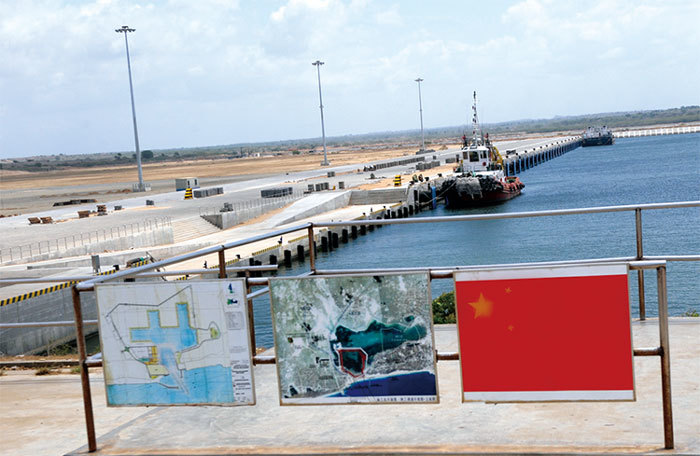 馬哈迪表示，不歡迎中共到馬來西亞的投資形式。他舉例，斯里蘭卡政府因無力償還所欠中國公司的債務，去年底將戰略港口漢班托塔港（圖）移交給中共。（Getty Images）