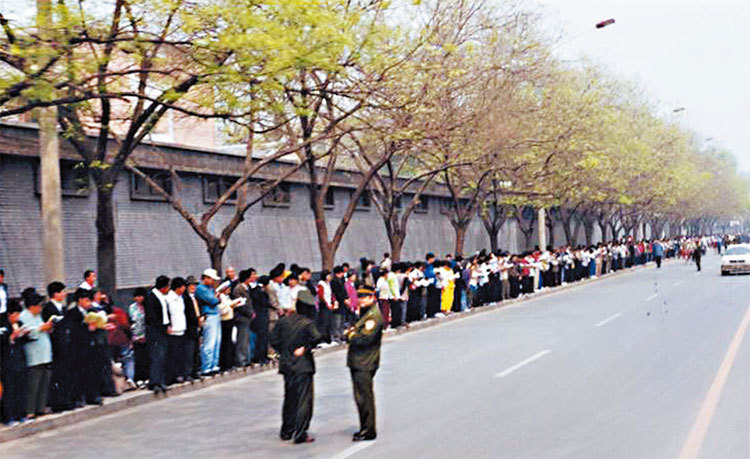 1999年4月25日，萬名法輪功學員到北京國務院信訪辦和平上訪，爭取合法的煉功權利與信仰自由。國際報導稱「4．25」為中國上訪史上規模最大、最理性平和的上訪。（明慧網）