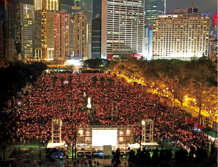 29年了，萬點燭光再次照亮香港維園，港人的心不變，今年在雨天的情況下仍有11萬5000人出席悼念「六四」受害者。（李逸／大紀元）