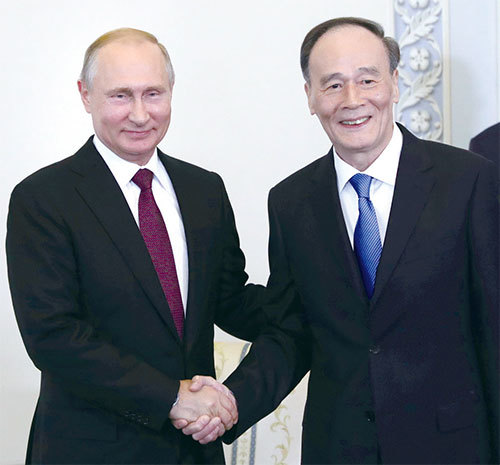 王岐山（右）5月25日與俄羅斯總統普京會面時表示，朝鮮半島問題與中國利害攸關。（AFP）