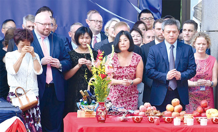 美國在臺協會內湖新館6月12日落成，處長梅健華（前右）率領館內人員入厝祈福。（中央社）