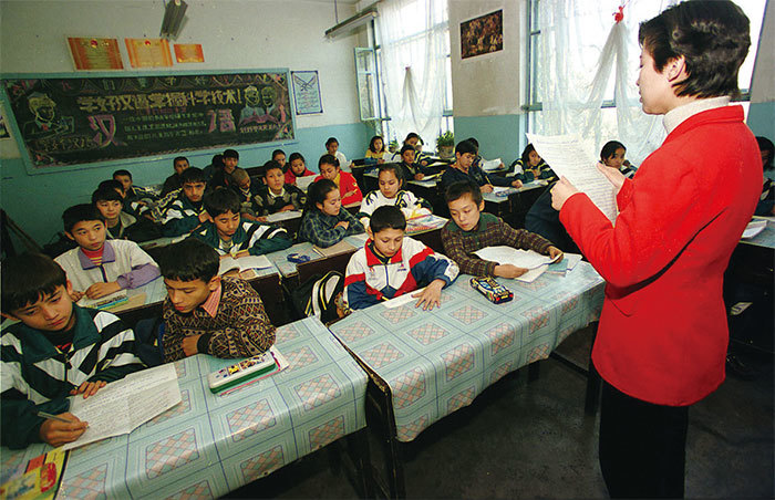 中共在包括新疆在內的省分和自治區及兵團等地推動全國性學習領導人講話，進行洗腦運動。圖為新疆烏魯木齊第十四中學。（AFP）
