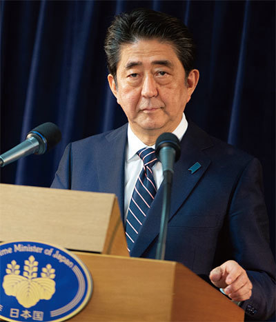 日本首相安倍晉三過去一年中政治醜聞纏身，幾度面臨下臺的危機，但最終有驚無險，「安倍經濟學」成為他救命的稻草。（AFP）