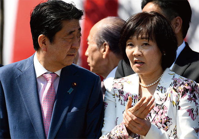去年3月日本媒體爆森友學園事件，面對追責，安倍稱「若自己和夫人（昭惠）有絲毫的牽連，不只是總理大臣，連國會議員也立刻辭去。」（AFP）