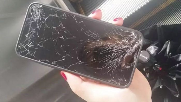 小徐在浙江海曙寧波工程學院附近不慎丟失蘋果7手機，一位大媽路人撿到後，向其索要2000元好處費不成後，直接把手機砸到地上摔壞。（網路圖片）