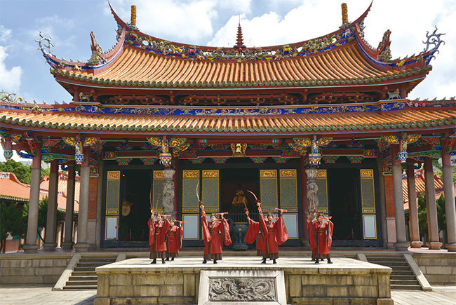 日本人受中國傳統儒家思想影響很深，認為生活中的方方面面都體現著修身、修行，自然也包括工作。圖為臺北孔廟。（AFP）