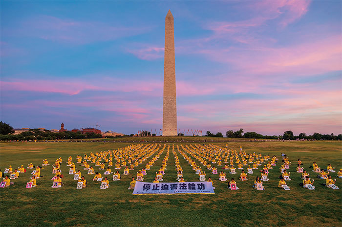 2018年7月19日晚，來自美東地區的部分法輪功學員在華盛頓紀念碑前點燃燭光，悼念19年來被中共迫害致死的大陸法輪功學員，呼籲美國和國際社會制止中共暴行。（大紀元）