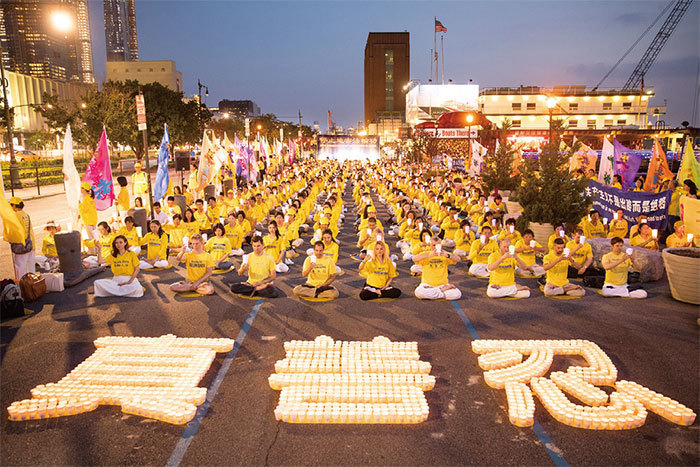 2018年7月16日，來自大紐約地區的部分法輪功學員，齊聚在曼哈頓十二大道的紐約中領館旁，舉行集會和燭光夜悼活動。（大紀元）