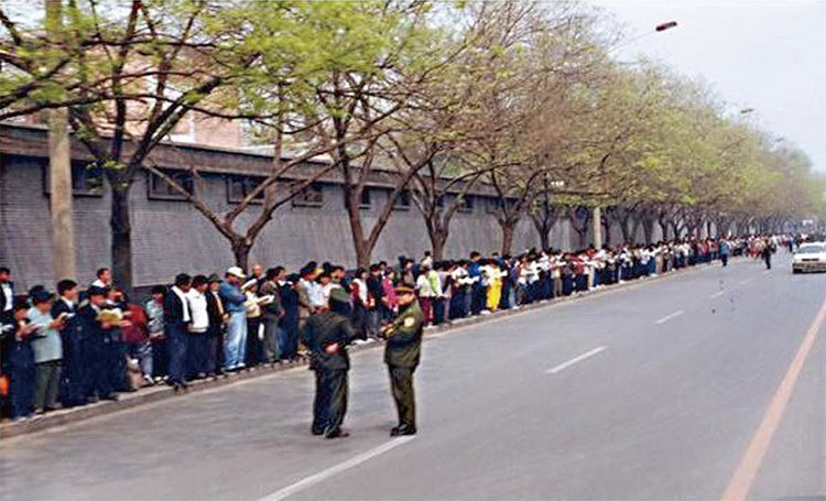 1999年4月25日，一萬餘名法輪功學員來到中南海旁邊的國務院信訪辦和平上訪，要求當局給予一個合法的自由煉功環境。（明慧網）