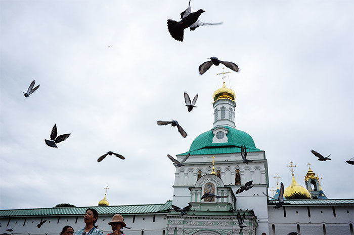 俄羅斯信奉東正教，東正教是基督教的三大流派之一，這注定俄羅斯最終要走向西方主流意識形態。圖為2018年7月23日莫斯科近郊的中世紀三位一體修道院。（AFP）