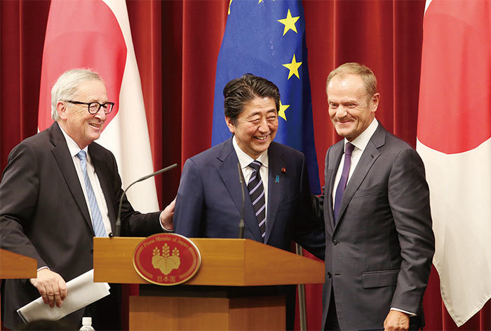 7月18日，日本首相安倍晉三（中），歐洲理事會主席圖斯克（右）和歐盟委員會主席容克（左）在東京簽署了日歐EPA，達成史上最大自由貿易協定。（AFP）