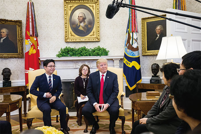 美國總統特朗普關注北韓人權，7月20日簽署了一項促進北韓尊重人權的法案。圖為1月31日特朗普邀請脫北者池成鎬（左一）到白宮會晤。（Getty Images）