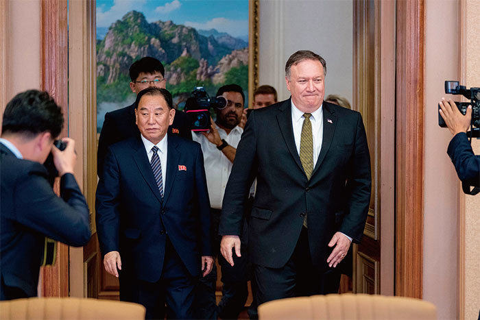 美國務卿蓬佩奧（右）7月6至7日在平壤與北韓勞動黨金英徹（左）進行談判，離開五小時後，北韓批評美無核化要求是片面的。美朝野猜測中共在背後操縱導致北韓變臉。（AFP）