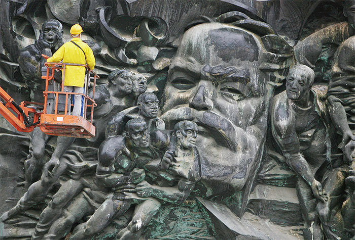 德國去共化，2006年8月21日，在德國東部萊比錫大學入口處的August Platz，一組工人正在拆除一座重達33噸的馬克思雕像。（Getty Images）