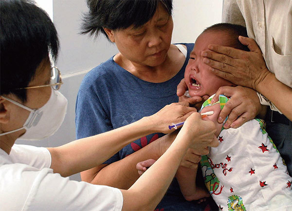 自1978年起，日本默默支持了中國兒童近30年的疫苗，技術都是日本原裝。直到2008年認為中國已經不缺錢後才停止。圖為2003年廣州一幼兒注射日本原裝疫苗。（AFP）