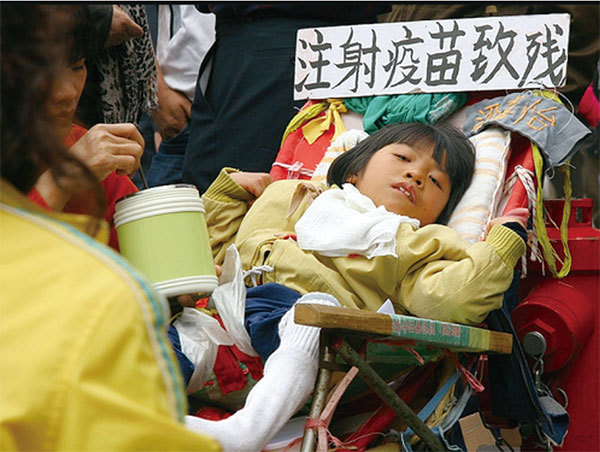 中國是世界疫苗事故最多的國家，每年至少逾千個孩子因疫苗後遺症，或死或殘。圖為2010年廣東發生學生注射乙肝疫苗集體住院事件，女童因注射疫苗致殘。（大紀元資料室）