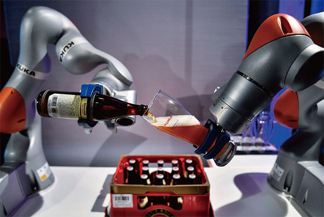 機器人技術是「中國製造2025」的核心項目之一。2016年中國政府基金暗中支援美的集團收購世界第二大機器人製造公司──德國的KUKA公司。（AFP）