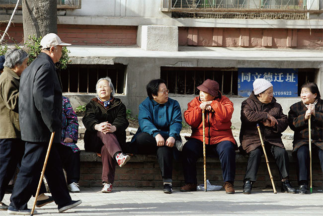 中共8月起要推廣全國「以房養老保險」，並稱優先推向孤寡失獨老人、低收入家庭、高齡老年群體投保。學者批動機無恥。（AFP）