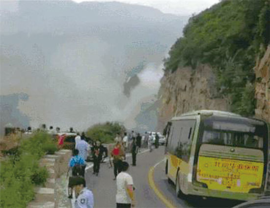 2018年8月11日上午，北京房山山區公路上，3萬多立方米的山體突然垮塌，有人說天災示警，預示著中共暴政快崩亡！（視頻截圖）