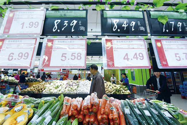 貿易戰剛開打，中國國內的蔬菜、家禽、紙張等產品的價格持續飆升（AFP）