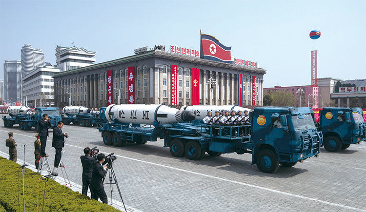 北韓將舉行特大規模閱兵，分析指在北韓無核化陷於停滯的情況下，實施閱兵可能對美朝關係造成負面影響。圖為2017年北韓閱兵儀式上的移動式導彈。（AFP）