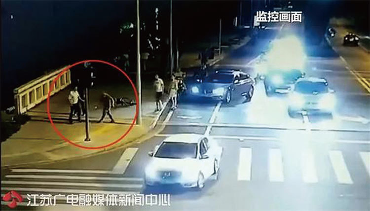 江蘇昆山「寶馬男」持刀砍殺自行車主被反殺事件引爆社會輿論。（視頻截圖）