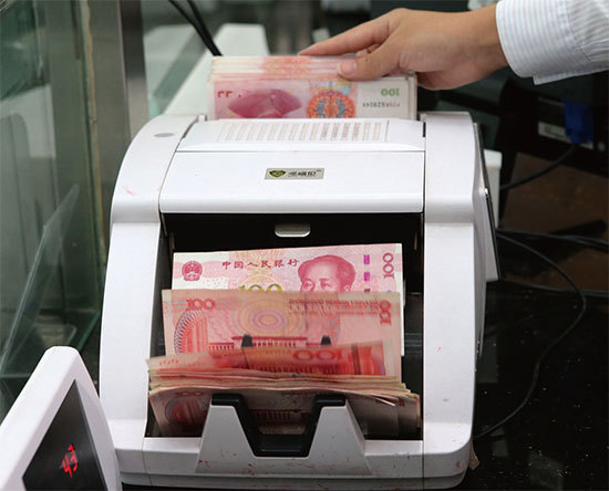 中共長期通過發行紙鈔的方式，稀釋民眾辛苦掙來的金錢，悄無聲息地大量攫取中國人的財富。（AFP）