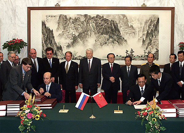 1999年12月9日俄羅斯總統葉利欽訪華時，江澤民為了自己當漢奸和做蘇聯遠東局特務的醜聞不被揭露，遂簽署《中俄議定書》，將海參崴拱手奉送給俄國。（AFP）