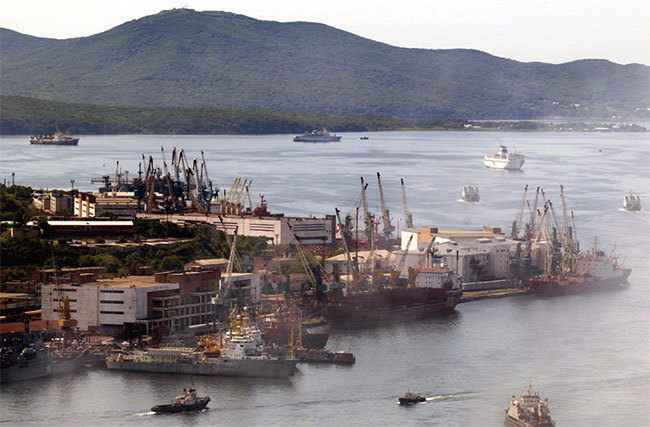 俄國占領海參崴後，改名為符拉迪沃斯托克，意為控制東方。圖為海參崴金角灣。（AFP）