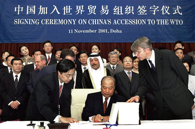 2001年，美國讓中國加入WTO，中共利用了WTO的規則，導致大量美國製造業就業機會流失到中國。（大紀元資料室）