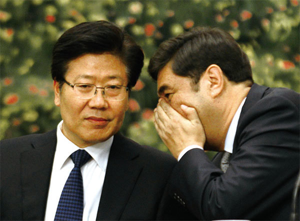 白克力（右）曾是新疆前書記王樂泉及張春賢（左）的搭檔。王樂泉、張春賢都是周永康的心腹。圖為2012年11月9日18大新疆代表團會議。（AFP）