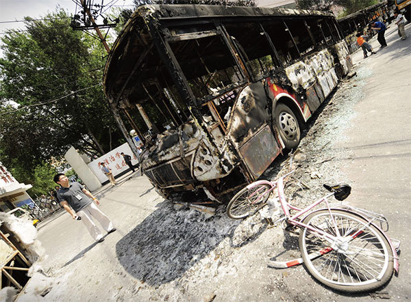 白克力任職新疆期間曾爆發震驚中外的「烏魯木齊七五事件」。圖為中共鎮壓事件後，現場留下的被焚毀汽車殘骸。（AFP）