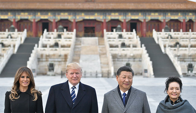 特朗普總統上任伊始，就把與中國和中國國家主席習近平的關係列為重要議題。圖為2017年11月8日，特朗普總統前往北京，中國領導人熱情接待了他。（Getty Images）
