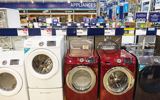 在特朗普總統的指示下，美國落實針對2500億美元中國產品的關稅，圖為在華盛頓特區的一家商店內待售的洗衣機，烘乾機和其他電器等中國商品。（Getty Images）
