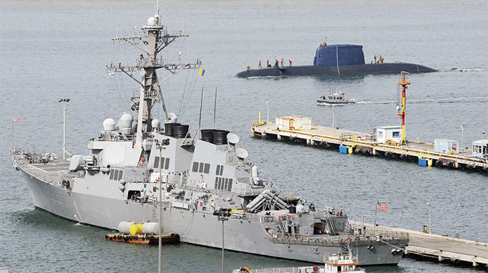 美國海軍迪凱特號驅逐艦9月30日在南海航行時，遭一艘中共軍艦逼近。圖為迪凱特號2009年10月21日停靠在以色列港口。（AFP）